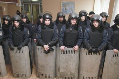 Polic&iacute;as antidisturbios ucranianos en Donetsk.