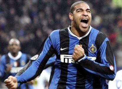 Adriano celebra un gol con el Inter