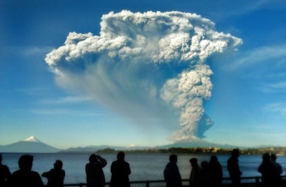 El Calbuco, uno de los tres volcanes más peligrosos de los 90 activos que tiene Chile, había permanecido 43 años inactivo: su última erupción se registró en 1972.