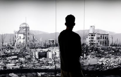 Un visitante observa una foto de Hiroshima devastada por el bombardeo nuclear, en el Monumento por la paz en Hiroshima (Japón), este martes.