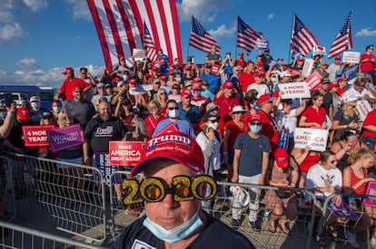 Donald Trump ha vuelto exultante a los mítines de campaña este lunes en Florida, después de 11 días prácticamente aislado tras resultar positivo de la covid-19. En la imagen, cientos de partidarios del presidente de Estados Unidos, Donald Trump, a su espera en el aeropuerto de Sanford, Florida.