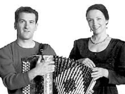La cantante húngara Martá Sebestyén, junto a Joxan Goikoetxea, de Alboka.