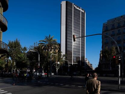 Torre Sabadell en la avenida Diagonal de Barcelona.