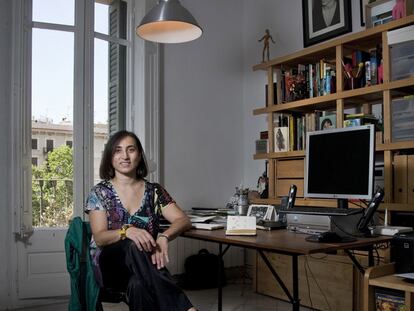 En el rincón de Àngels Margarit hay un ordenador, unas estanterías que revelan a una lectora ávida, y una foto suya que hace pensar en Pina Bausch.