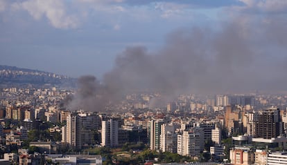 Una columna de humo se levanta de Beirut tras un ataque israelí, este miércoles.