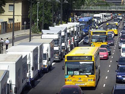 Procesión de camioneros en las fiestas de su patrón