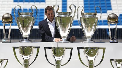 El portero ya del Oporto, con gesto triste, rodeado de las copas conquistadas con el club blanco