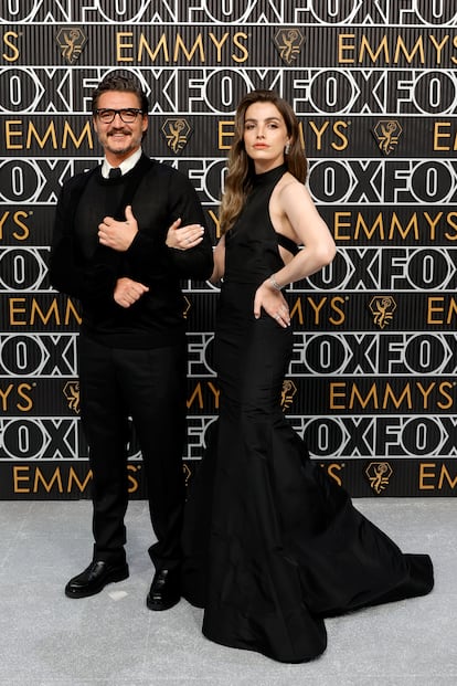 Pedro Pascal, que sobrelleva la temporada de premios con el brazo en cabestrillo, acudió acompañado de su hermana Lux Pascal, con vestido negro de Oscar de la Renta. El actor estaba nominado por su papel en 'The last of us' y llevó 'look' de Valentino.