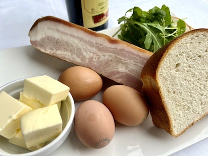 La base de la receta son cuatro ingredientes: huevos, mantequilla, beicon y pan 'brioche'.