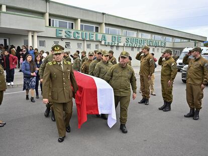 Carabineros cargan el ataúd de uno de sus compañeros fallecidos, en Concepción, el 28 de abril.