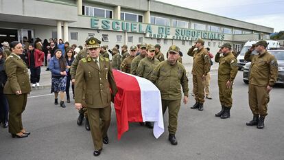 Carabineros cargan el ataúd de uno de sus compañeros fallecidos, en Concepción, el 28 de abril.