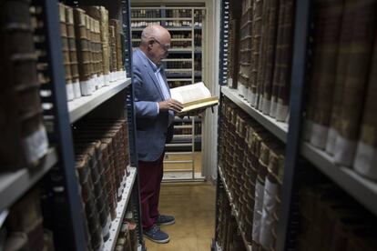 El diputado bibliotecario José Manuel Pradas revisa un libro en los fondos del Colegio de Abogados.