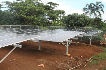 La microplanta fotovoltaica recientemente inaugurada en la Amazona peruana, de 33,5 kW (en la imagen), tendr una instalacin similar en San Juan del Puerto.
