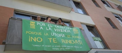 Tres vecinas de La Utopía en un balcón del edificio.