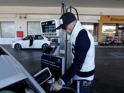 Un conductor reposta combustible en una gasolinera de Bilbao, este lunes.