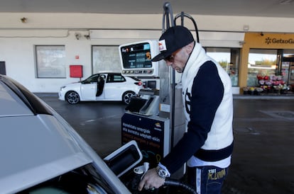 Un conductor reposta combustible en una gasolinera de Bilbao, este lunes.