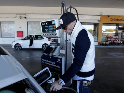 Un conductor reposta combustible en una gasolinera de Bilbao, este lunes.