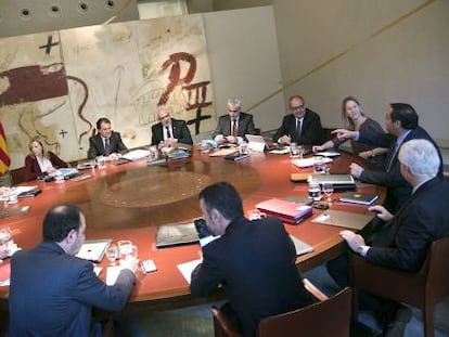 Una de las últimas reuniones del Consell Executiu junto al cuadro que creó Tàpies en 1990.
