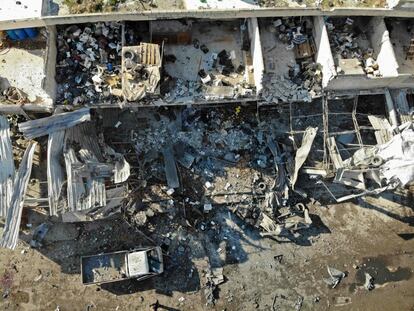 Vista aérea de unos edificios destruidos en la ciudad de Maaret al-Numan. El ataque aéreo acabó con la vida de al menos 15 civiles. Los enfrentamientos mortales entre las fuerzas del régimen y los grupos armados se han intensificado en los últimos dos días, según el Observatorio Sirio de Derechos Humanos.