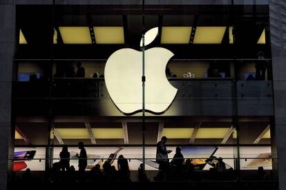 Clients en una botiga d'Apple a San Francisco.