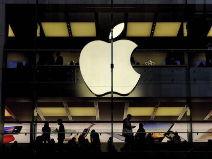 Clients en una botiga d'Apple a San Francisco.