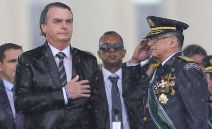 Bolsonaro e o Comandante do Exército, Edson Pujol, durante cerimônia em Brasília no dia 17 de abril 