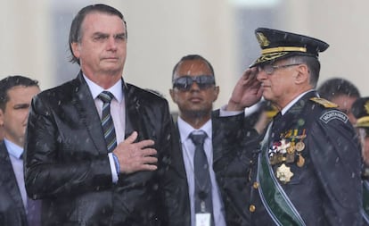 Bolsonaro e o Comandante do Exército, Edson Pujol, durante cerimônia em Brasília no dia 17 de abril.