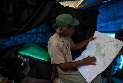 O cacique Ari Martins mostra o mapa com a delimitação da terra feito pela Funai. Ele diz que "nunca viu" Antonio Tito Costa, que reivindica um pedaço dessa terra, no local.