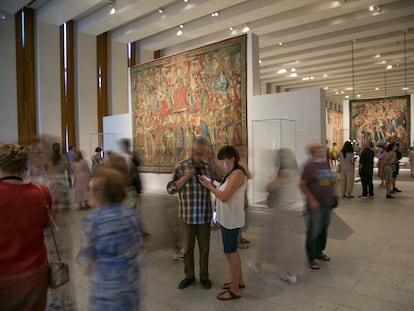 Visitantes de la Galería de las Colecciones Reales entre tapices de la planta dedicada a los Austrias.