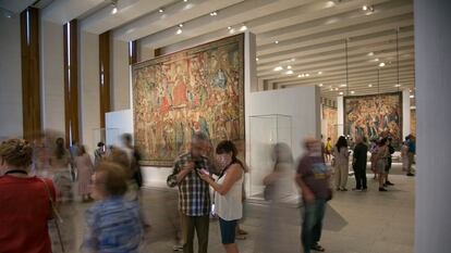 Visitantes de la Galería de las Colecciones Reales entre tapices de la planta dedicada a los Austrias.
