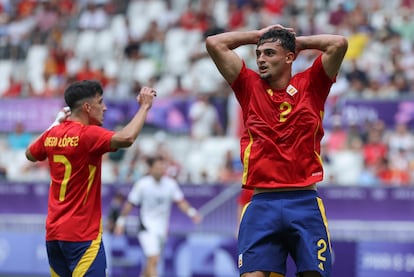 El futbolista español Marc Pubill se lamenta de una ocasión perdida ante Egipto en los Juegos Olímpicos de París 2024.