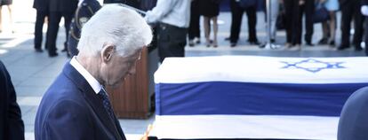 El expresidente de EE UU Bill Clinton, ante el féretro de Simón Peres en la Knesset.