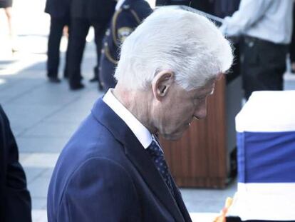 El expresidente de EE UU Bill Clinton, ante el f&eacute;retro de Sim&oacute;n Peres en la Knesset.