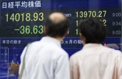 Empresarios japoneses miran una pantalla con los resultados de la bolsa de Tokio (Japn).