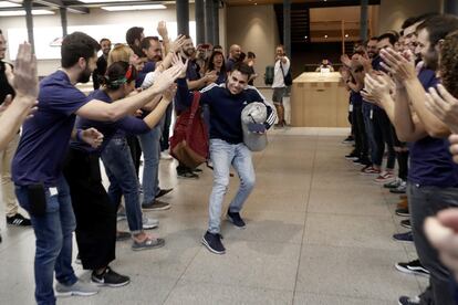 Los trabajadores de la tienda de Apple de la Puerta del Sol de Madrid dan la bienvenida a los primeros clientes.