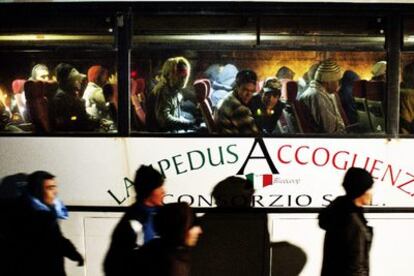Algunos de los inmigrantes llegados a las costas de Lampedusa esta noche.