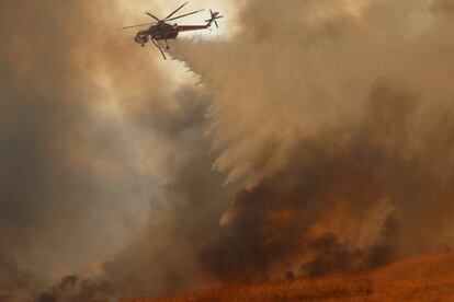 Un helicóptero en labores de extinción en el condado de Orange, California.