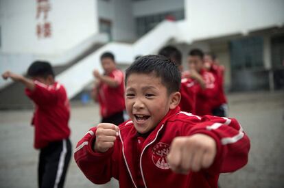 La segunda fase, de 2021 a 2030, China impulsará la selección femenina de fútbol para que vuelva a ser un referente (han conseguido el subcampeonato mundial en 1999) y en cuanto a la selección masculina, esperan llegar en las primeras posiciones en Asia. En la imagen, varios niños practican wushu en la escuela de artes marciales Tagou, en Dengfeng (China).