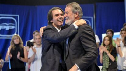 Aznar arropa a Mayor Oreja