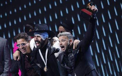 El cantante puertorriqueño Pedro Capo (derecha), con el Grammy Latino a la canción del año 2019 por el tema 'Calma'.