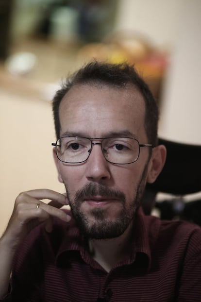 Pablo Echenique tiene una capacidad desbordante para reírse de su discapacidad y tirar de ironía en las conversaciones. Casi siempre lo dice todo con una media sonrisa en el rostro.