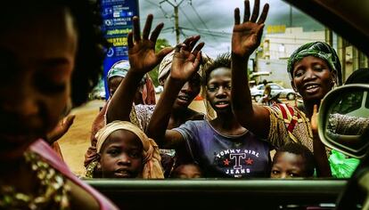 Varias personas se agolpan junto al coche de Oumou.