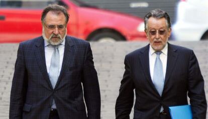Alfonso Grau (derecha) con su abogado llegando a los juzgados de Palma.