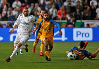 El delantero del Real Madrid Karim Benzema lucha por el balón contra el noruego Ghayas Zahid del APOEL.
