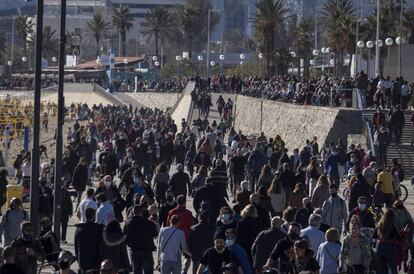 El bon temps ha omplert la platja de Barcelona.