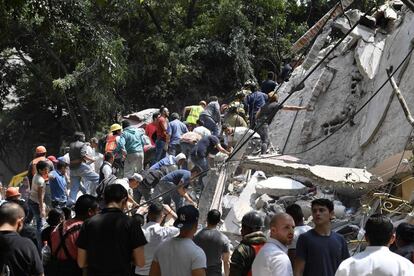 Pessoas buscam feridos debaixo de destro&ccedil;os em edif&iacute;cio derrubado por terremoto na cidade do M&eacute;xico. 