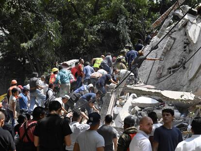 Pessoas buscam feridos debaixo de destro&ccedil;os em edif&iacute;cio derrubado por terremoto na cidade do M&eacute;xico. 