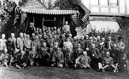 Un grupo de veteranos de la caballería de la Confederación se reúne en Tennessee en 1921. Ya habían pasado 56 años desde el final de la guerra, pero todavía ondeaban su bandera y no la actual estadounidense