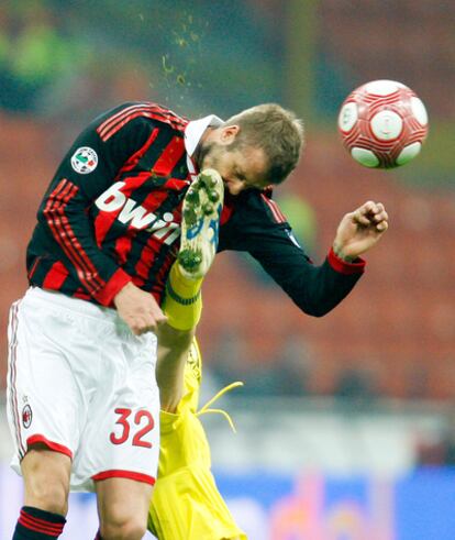 En una disputa por el balón, Beckham recibe una patada en la cara del jugador del Chievo Pinzi