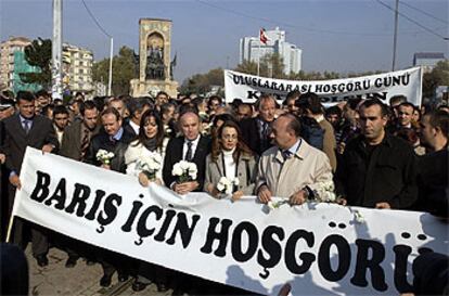 Intelectuales, artistas y representantes del Gobierno turco se manifiestan en Estambul a favor de "la paz y la tolerancia".